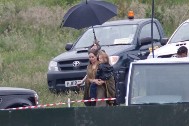 Angelina Jolie: Η επίσκεψη στο γύρισμα από τους Vivienne και Knox