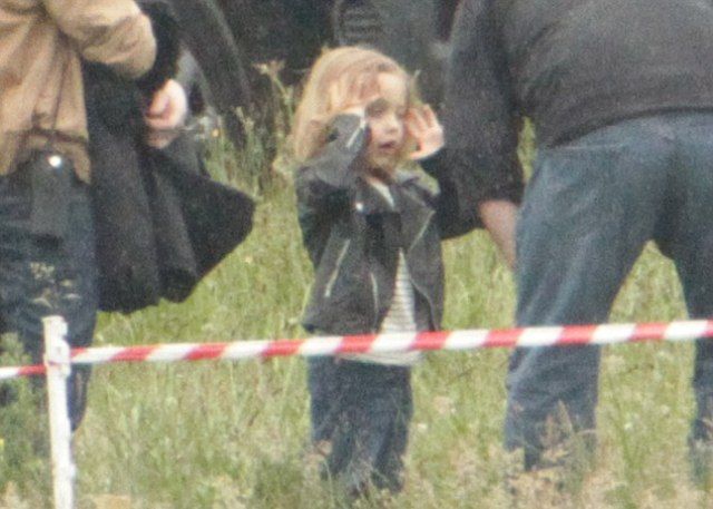Angelina Jolie: Η επίσκεψη στο γύρισμα από τους Vivienne και Knox