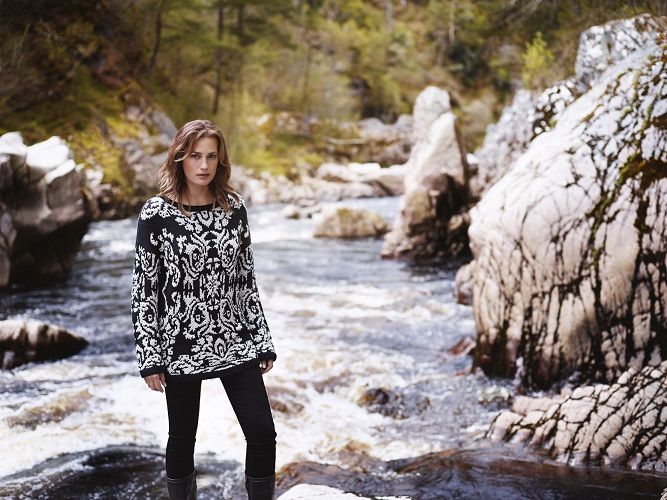 Yasmin Le Bon: στα σαράντα οκτώ της χρόνια δείχνει πιο νέα από ποτέ στη νέα Monsoon καμπάνια