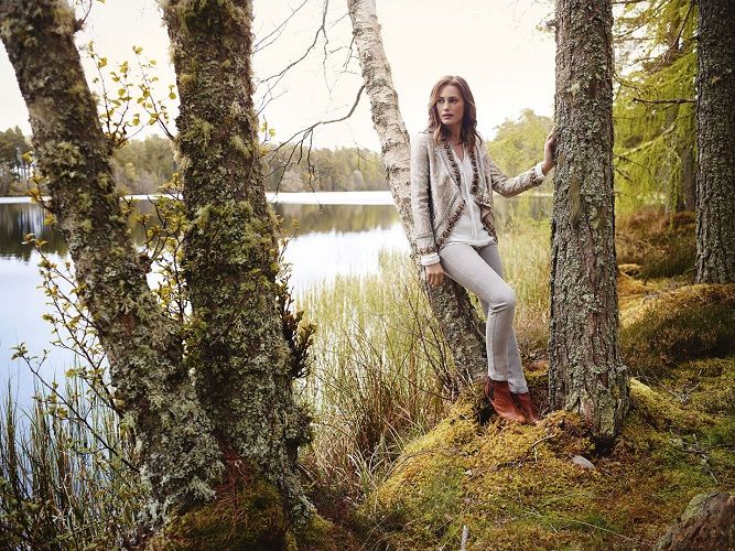 Yasmin Le Bon: στα σαράντα οκτώ της χρόνια δείχνει πιο νέα από ποτέ στη νέα Monsoon καμπάνια