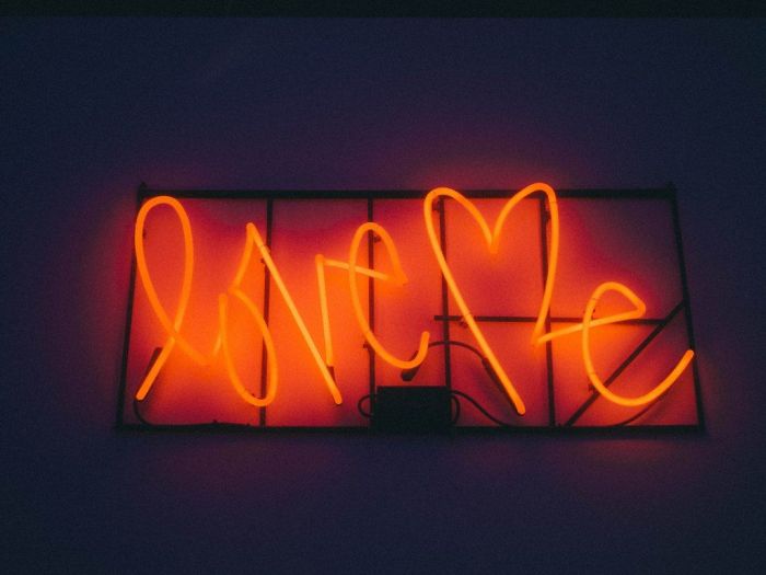 Neon light Decoration: Γιατί καθεμία θα ήθελε μία φωτεινή επιγραφή στο σπίτι της