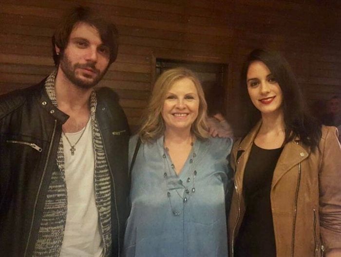 «-Ο Ρώμας σε πήρε που ξαναπαίζει το Καφέ της Χαράς; -Σήμερα πέρασα από το γύρισμα»