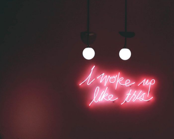 Neon light Decoration: Γιατί καθεμία θα ήθελε μία φωτεινή επιγραφή στο σπίτι της