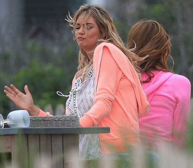 Massive Boob: Ποια διάσημη ξεφαντώνει και αποκαλύπτει το μπούστο της;