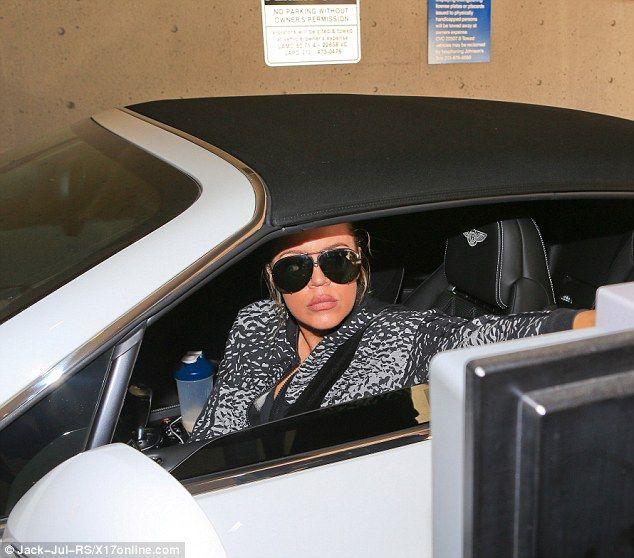 Η Khloe Kardashian ποζάρει για άλλη μια σέξι φωτογράφιση και τα χείλη της είναι τρομακτικά