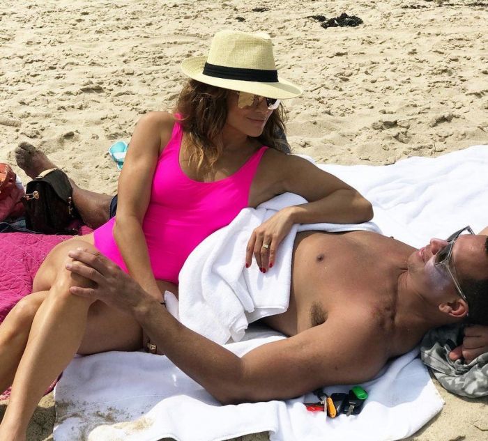 H Jennifer Lopez με φούξια μαγιό στην αγκαλιά του Rodriguez είναι ό,τι πιο hot έχεις δει