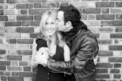 Η Jennifer Aniston επισημοποιεί τη σχέση της με τον Justin Theroux