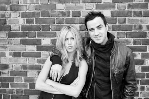 Η Jennifer Aniston επισημοποιεί τη σχέση της με τον Justin Theroux