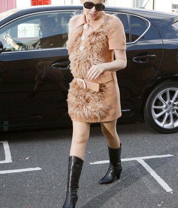 H Kylie Minogue σε μια χνουδωτή εμφάνιση