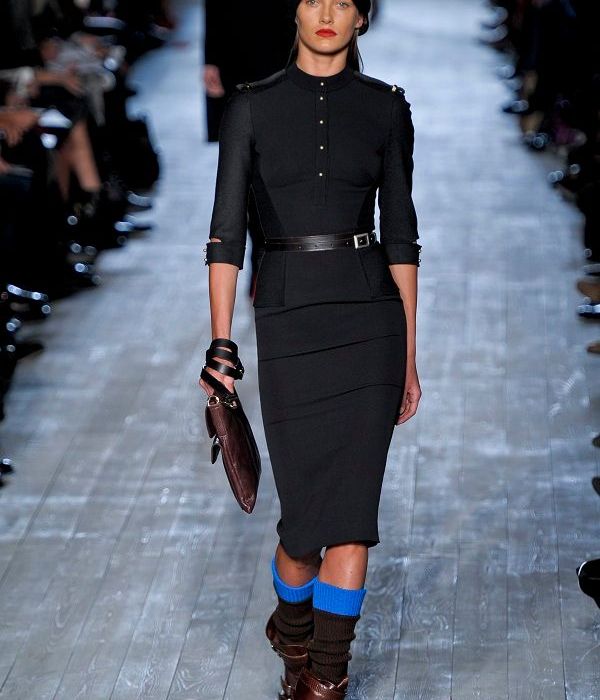 H Victoria Beckham σε look «βαμπιρέλας»