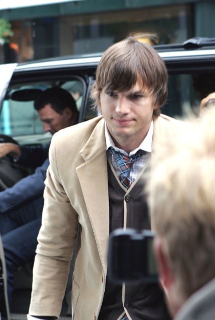 O Ashton Kutcher τώρα και σε... UFO!