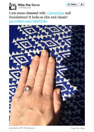 H Miley Cyrus λατρεύει τα nude nails