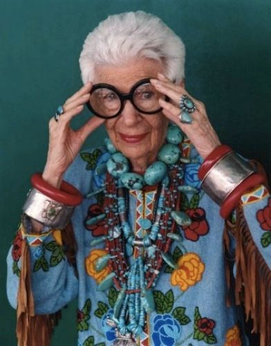 Iris Apfel: Αγαπάμε τις ενδυματολογικές επιλογές της πιο στυλάτης γιαγιάς στον κόσμο