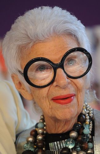Iris Apfel: Αγαπάμε τις ενδυματολογικές επιλογές της πιο στυλάτης γιαγιάς στον κόσμο