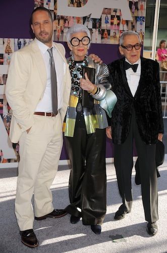 Iris Apfel: Αγαπάμε τις ενδυματολογικές επιλογές της πιο στυλάτης γιαγιάς στον κόσμο