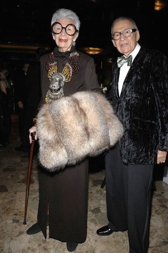 Iris Apfel: Αγαπάμε τις ενδυματολογικές επιλογές της πιο στυλάτης γιαγιάς στον κόσμο