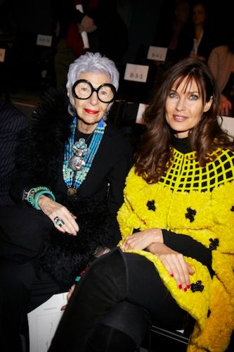 Iris Apfel: Αγαπάμε τις ενδυματολογικές επιλογές της πιο στυλάτης γιαγιάς στον κόσμο