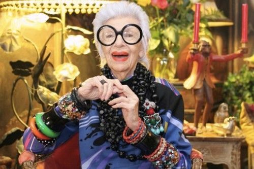 Iris Apfel: Αγαπάμε τις ενδυματολογικές επιλογές της πιο στυλάτης γιαγιάς στον κόσμο