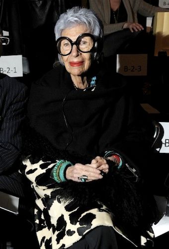 Iris Apfel: Αγαπάμε τις ενδυματολογικές επιλογές της πιο στυλάτης γιαγιάς στον κόσμο