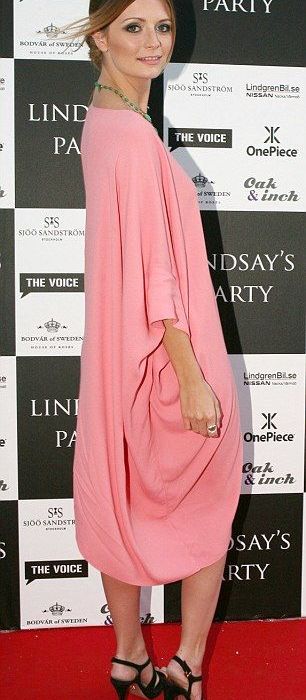 H Mishca Barton με pink-chic διάθεση