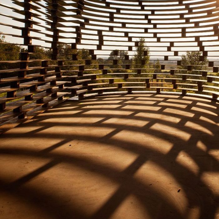 Μια «see through» εκκλησία γεμάτη φως και φύση