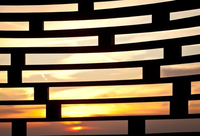 Μια «see through» εκκλησία γεμάτη φως και φύση