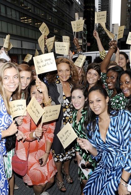 Ποια είναι η αληθινή ιστορία του iconic wrap dress της Diane Von Furstenberg;