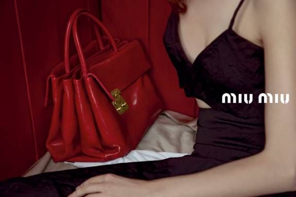 Miu Miu: αέρας αποπλάνησης στη νέα καμπάνια