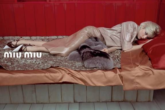 Miu Miu: αέρας αποπλάνησης στη νέα καμπάνια