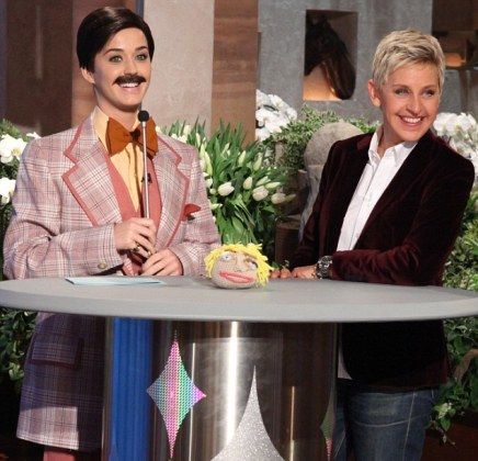Γιατί η Katy Perry...άφησε μουστάκι; (video)