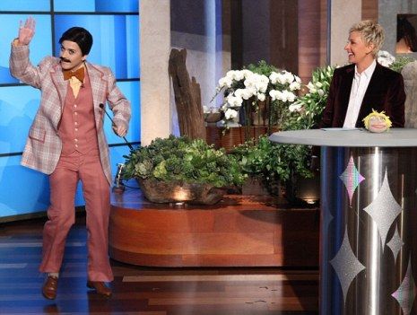 Γιατί η Katy Perry...άφησε μουστάκι; (video)