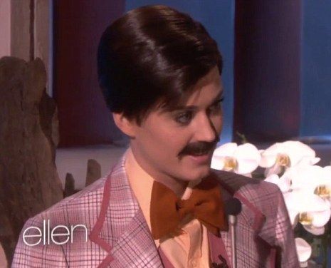 Γιατί η Katy Perry...άφησε μουστάκι; (video)