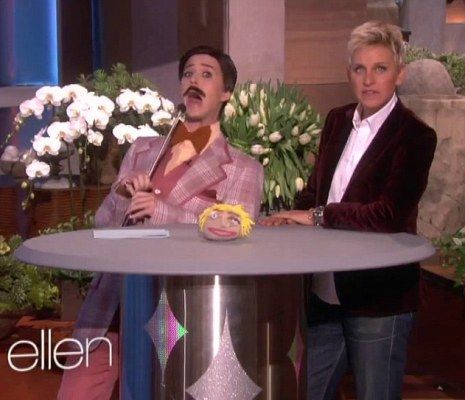 Γιατί η Katy Perry...άφησε μουστάκι; (video)