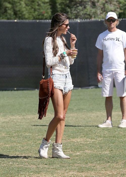 Alessandra Ambrosio: με δαντέλα και καυτό σορτσάκι στο Coachella