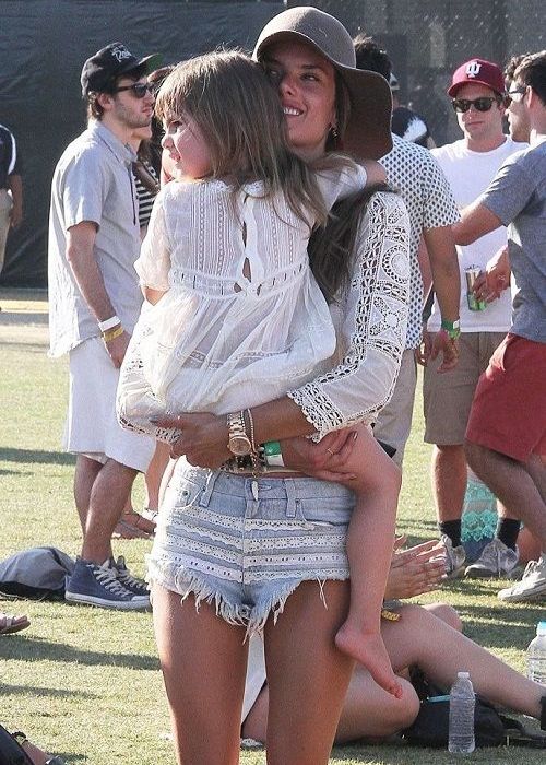Alessandra Ambrosio: με δαντέλα και καυτό σορτσάκι στο Coachella