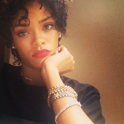 Rihanna: δείτε το νέο της λουκ με κοντά μαλλιά (φωτός)