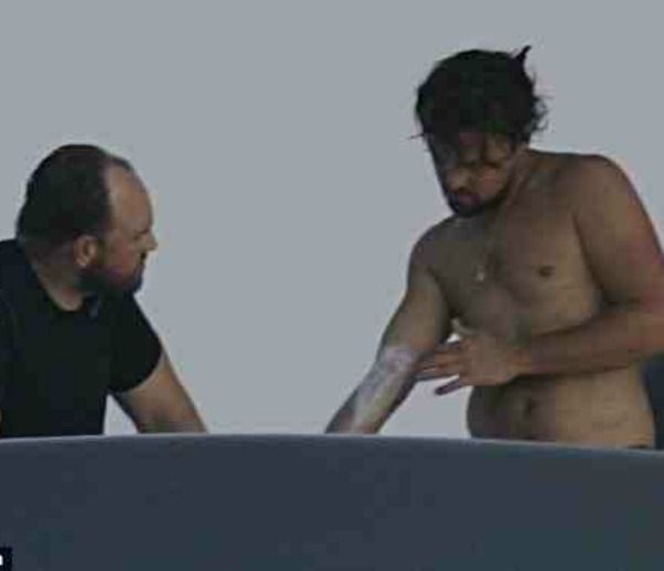 Ποιος κούκλος αστέρας του Hollywood απέκτησε αυτή την μπυροκοιλιά;
