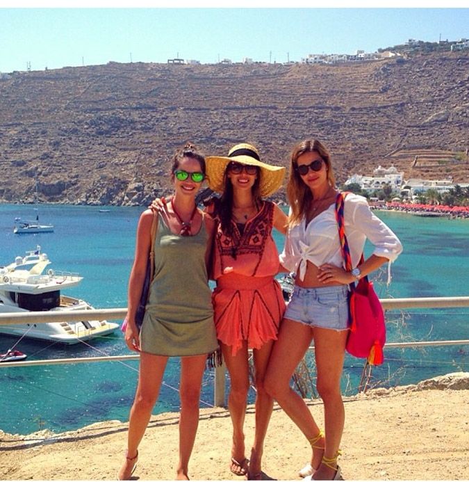 Alessandra Ambrosio: Ο sexy άγγελος της Victoria’s Secret αναστάτωσε τη Μύκονο με τη sexy της εμφάνιση