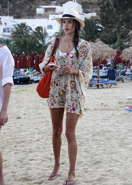Alessandra Ambrosio: με καλοκαιρινό casual look Μύκονο