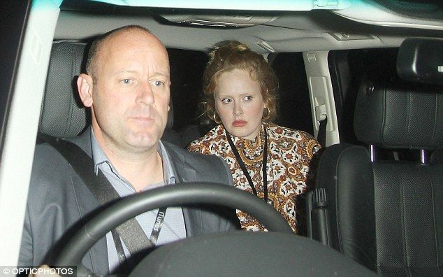 Πού πήγαν τα φρύδια σου Adele; Αγνώριστη και λιγάκι τρομακτική σε πρόσφατη εμφάνισή της (photos)