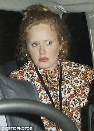 Πού πήγαν τα φρύδια σου Adele; Αγνώριστη και λιγάκι τρομακτική σε πρόσφατη εμφάνισή της (photos)
