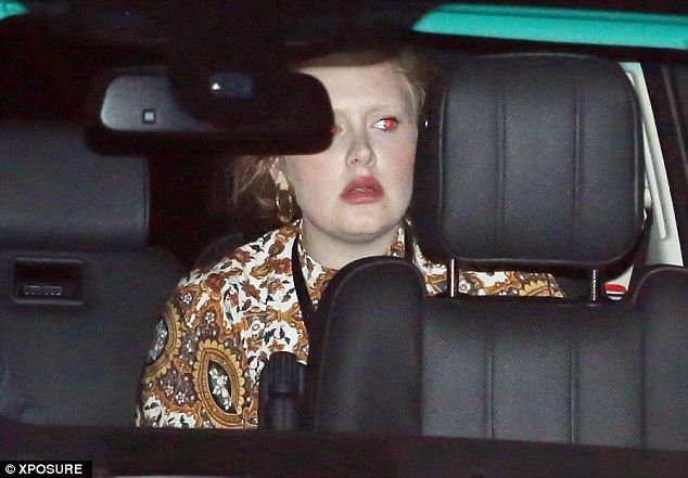 Πού πήγαν τα φρύδια σου Adele; Αγνώριστη και λιγάκι τρομακτική σε πρόσφατη εμφάνισή της (photos)