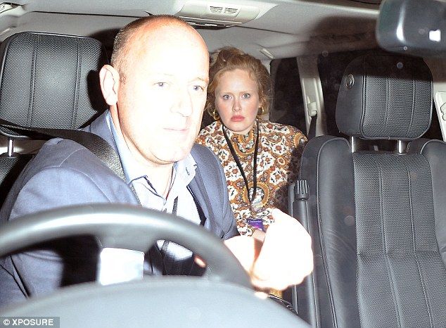Πού πήγαν τα φρύδια σου Adele; Αγνώριστη και λιγάκι τρομακτική σε πρόσφατη εμφάνισή της (photos)