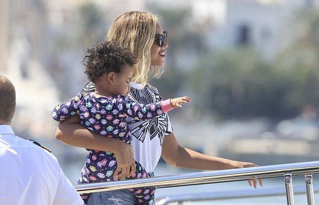 H Beyonce, το καυτό σορτς και η… κυτταρίτιδα!