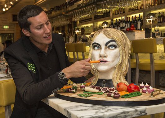 Κέρδισε γεύμα με την Cara Delevingne και την... «έφαγε»!