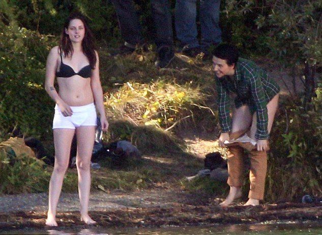 Oh la la: Ποια star αποκαλύπτει (σχεδόν) τα… πάντα στη νέα της ταινία; (φωτός)
