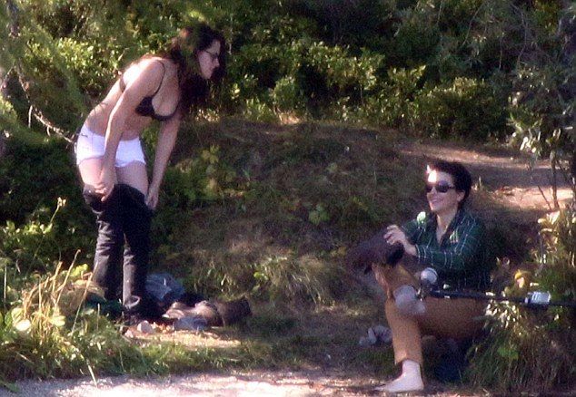 Oh la la: Ποια star αποκαλύπτει (σχεδόν) τα… πάντα στη νέα της ταινία; (φωτός)