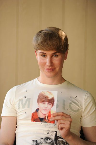 Γνωρίστε το fan του Justin Bieber που ξόδεψε $100.000 σε πλαστικές για να του μοιάσει (φωτός)