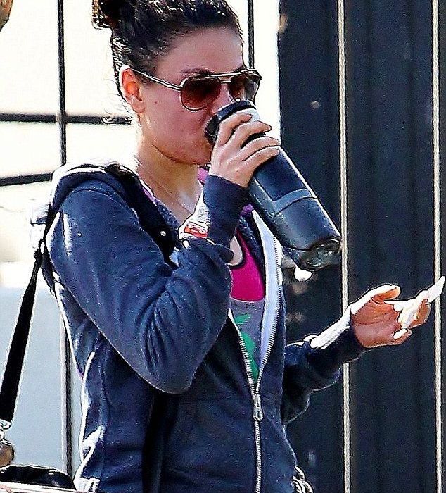 Και οι stars άνθρωποι είναι: Δείτε τη Mila Kunis άβαφτη, γεμάτη σπυράκια (φωτός)