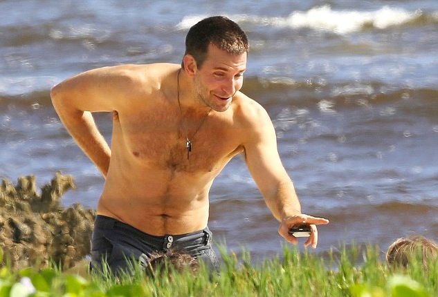 Δείτε τον sexy Bradley Cooper ανανεωμένο, με μαγιό!